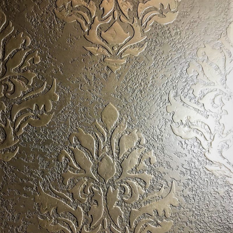 Applying decor on the plaster under the stencil