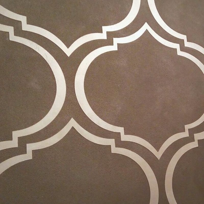 Applying decor on the plaster under the stencil