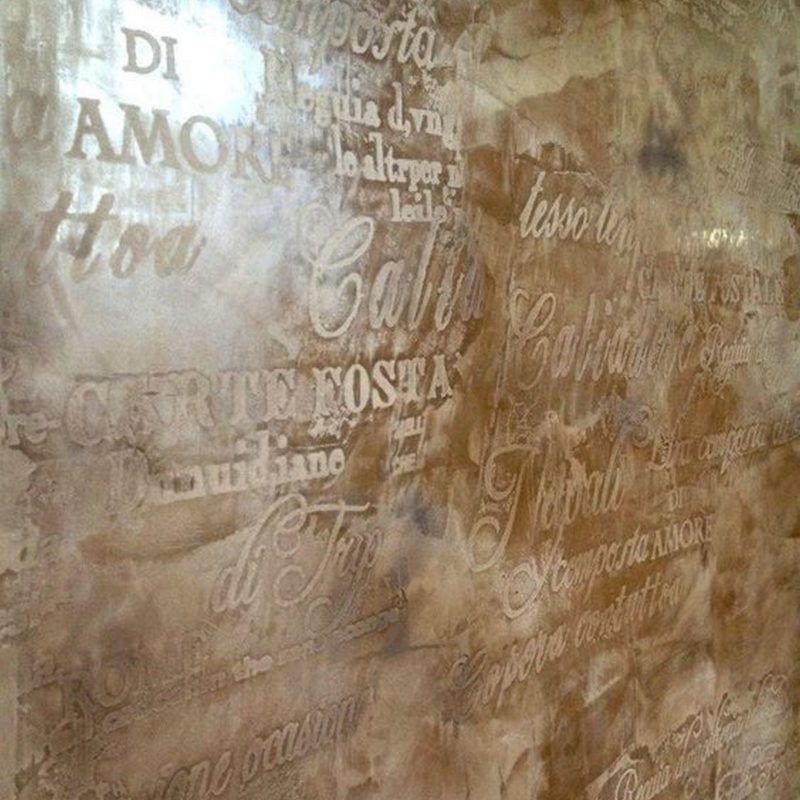 Applying decor on the plaster under the stencil