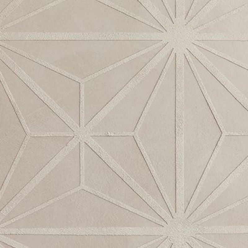 Applying decor on the plaster under the stencil