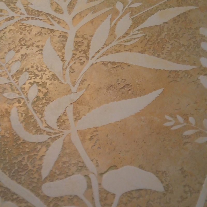 Combination of materials travertine and white marmorin using a stencil